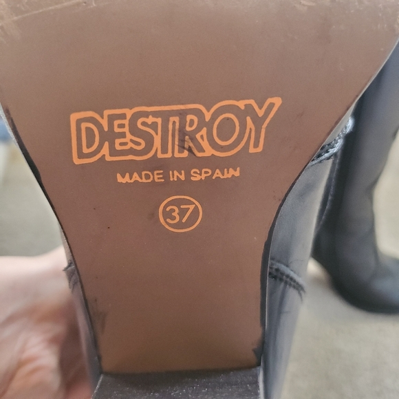 Destroy Boots (Spain) - Picture 7 of 11
